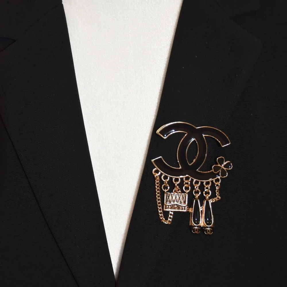 Elegant Designer Brooch – Timeless & Sophisticated